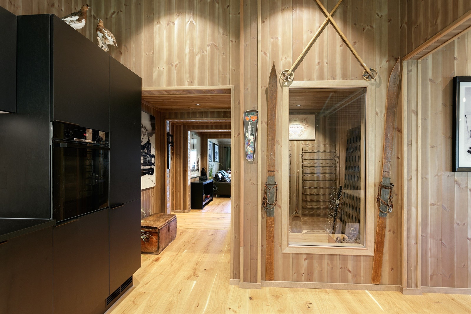 Fra kjøkken mot gang og stue. Vindu inn til vinrom. Galleribilde