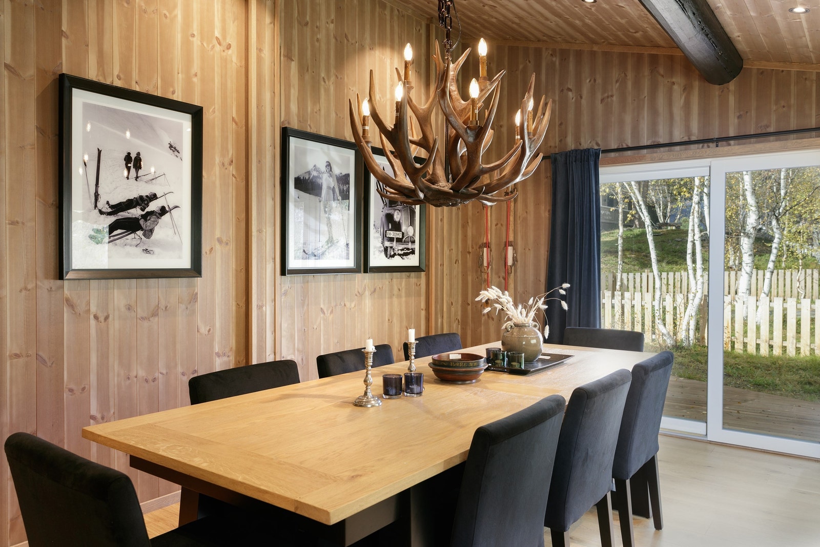 Stor og romslig spisestue tilknyttet hoveddelen i hytta Galleribilde