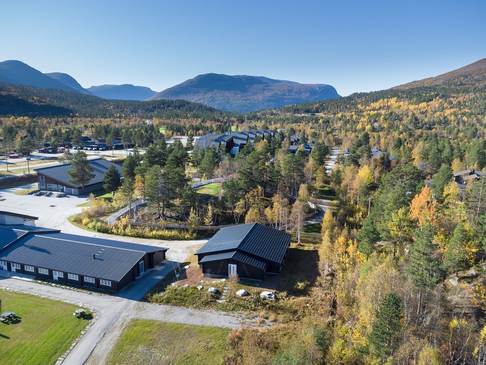 Dronebilde av hytten og nærområdet Galleribilde