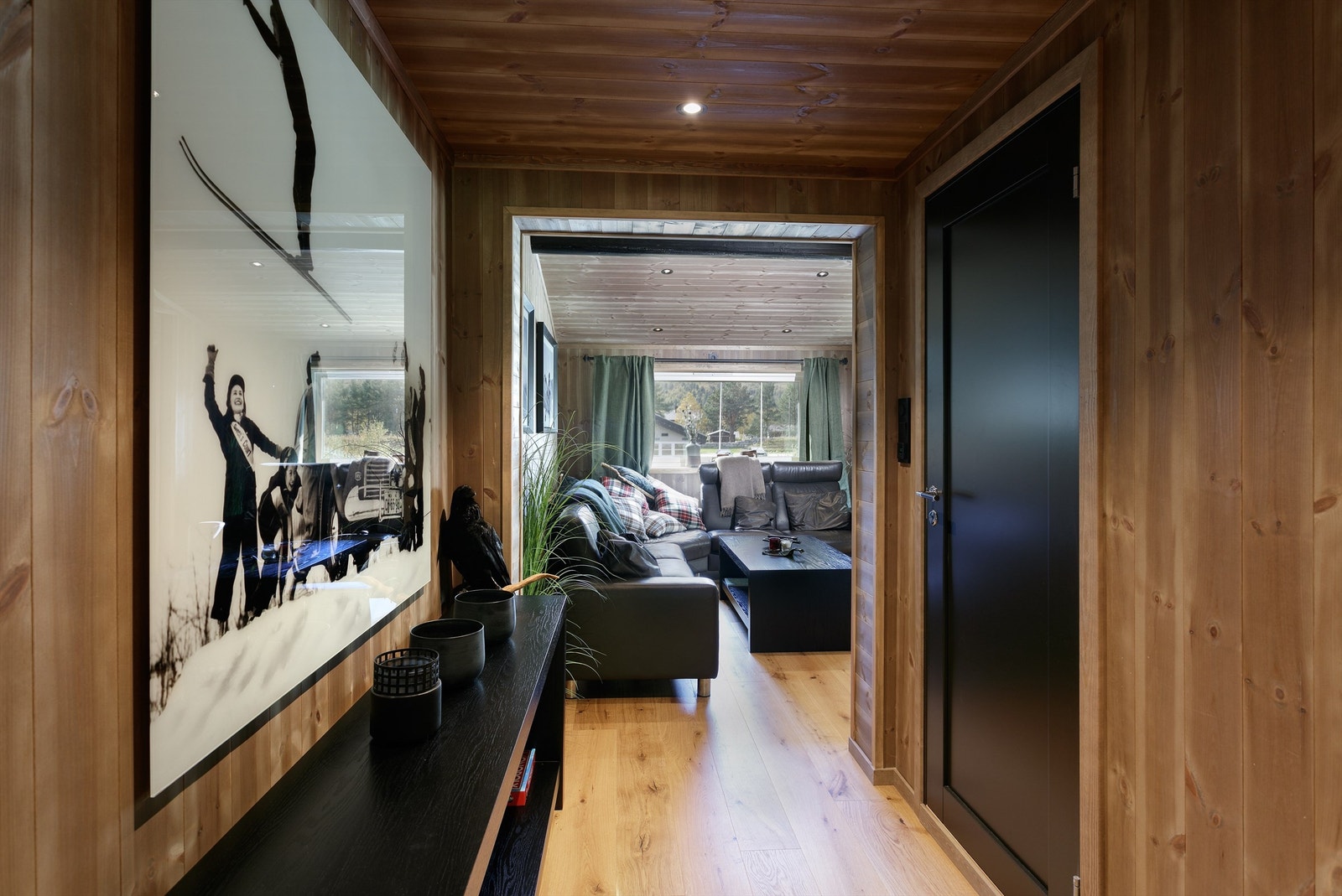 Gang mellom stue og spisestue/kjøkken med adkomst til bad og vinrom Galleribilde