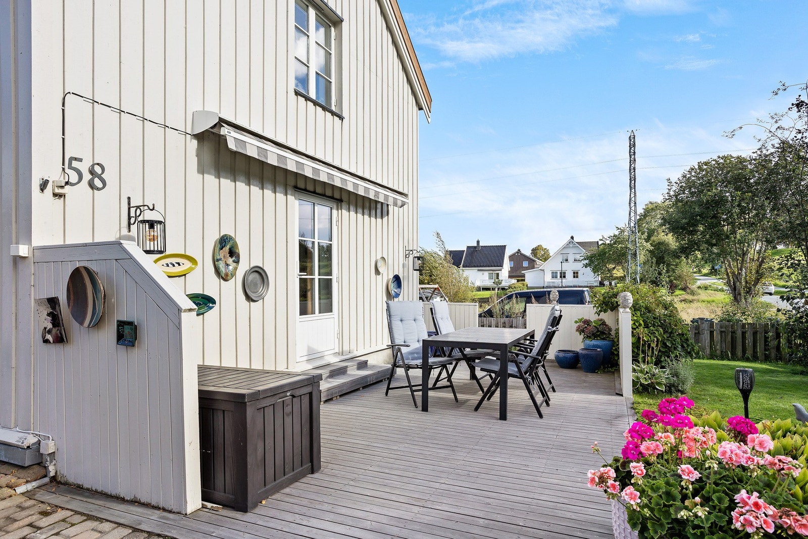 Terrassen er utstyrt med markise. Her har du gode solforhold da den er vendt mot sørvest Galleribilde