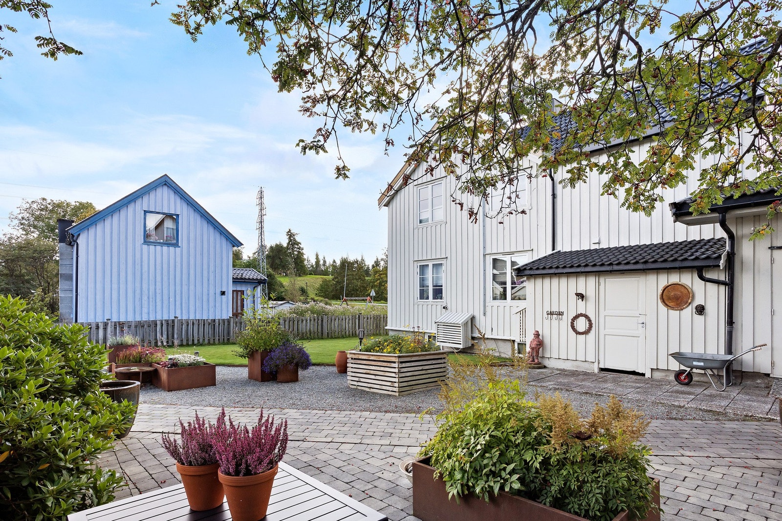God lagringsplass i flere uteboder Galleribilde