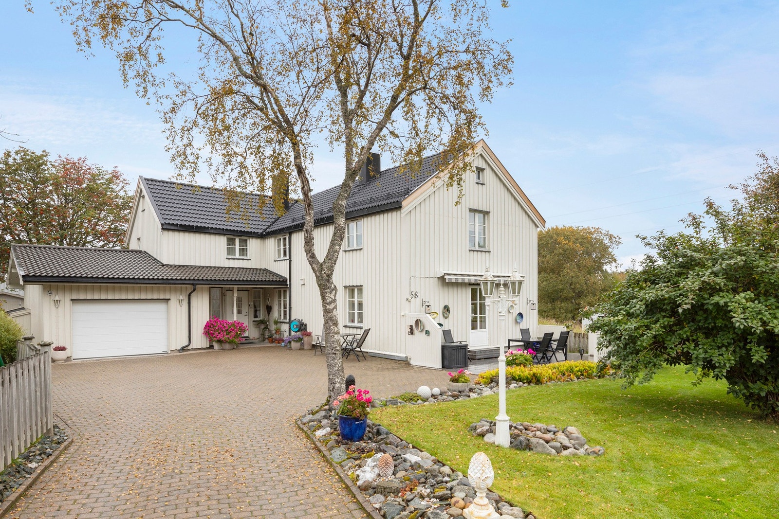 Velkommen til en innholdsrik godt vedlikeholdt tomannsbolig i dag brukt som enebolig. Galleribilde
