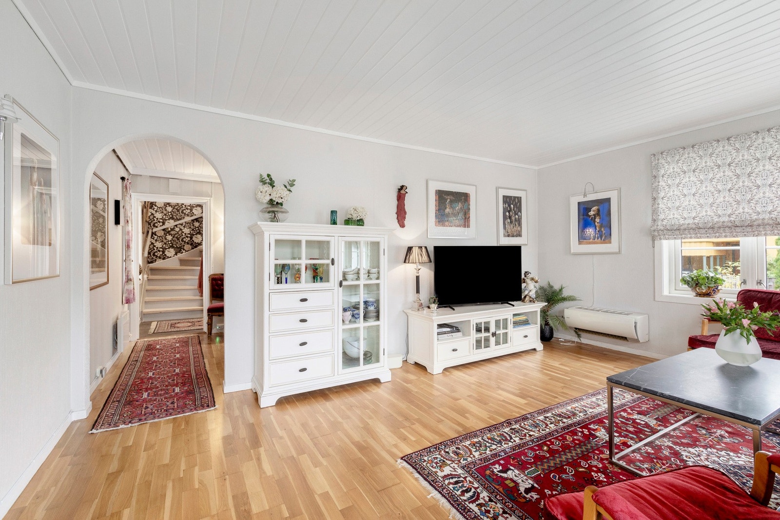 Hovedetasjen har lyse og moderne farger med flere møbleringsmuligheter Galleribilde