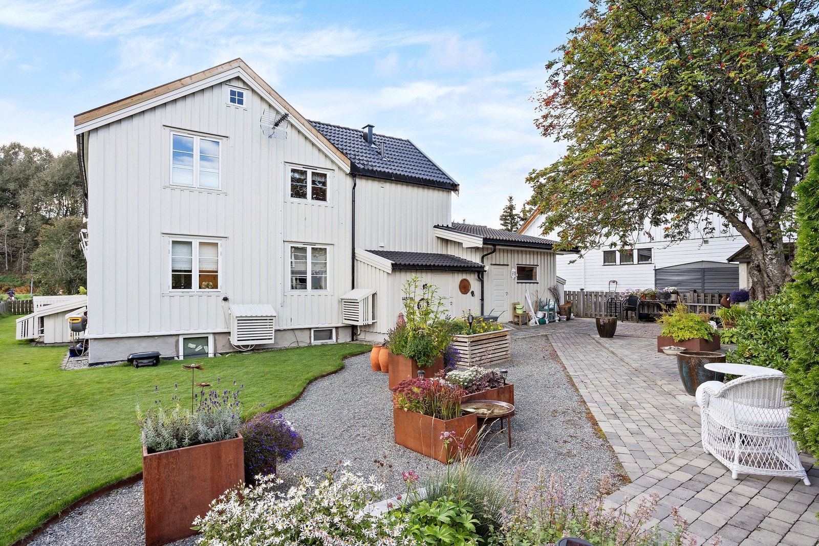 Hagen er pent opparbeidet og lettstelt. Taktekking ble byttet i 2023 Galleribilde