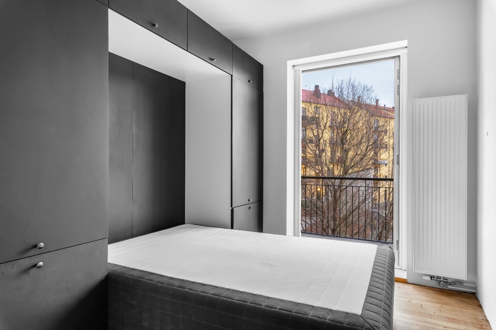 Soverom med utgang til solrik balkong Galleribilde