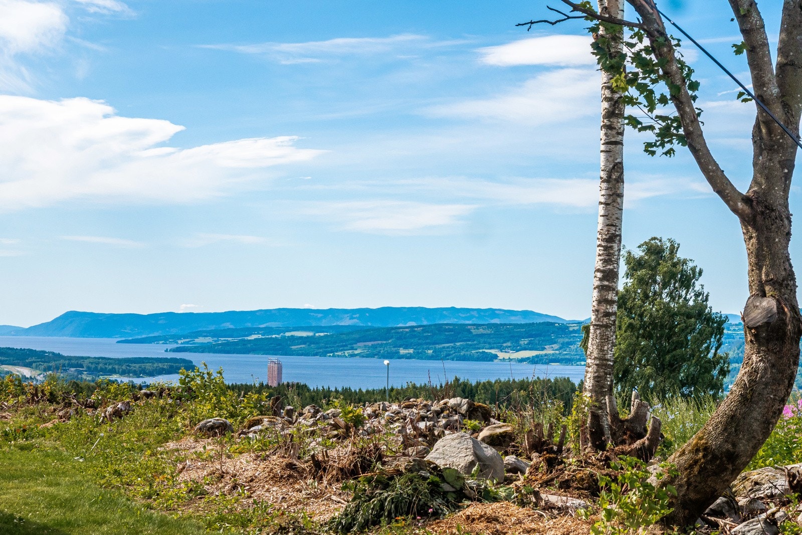 Ca. 5 minutters kjøring til Brumunddal, 7 minutter til Rudshøgda og 20 minutter til Hamar Galleribilde