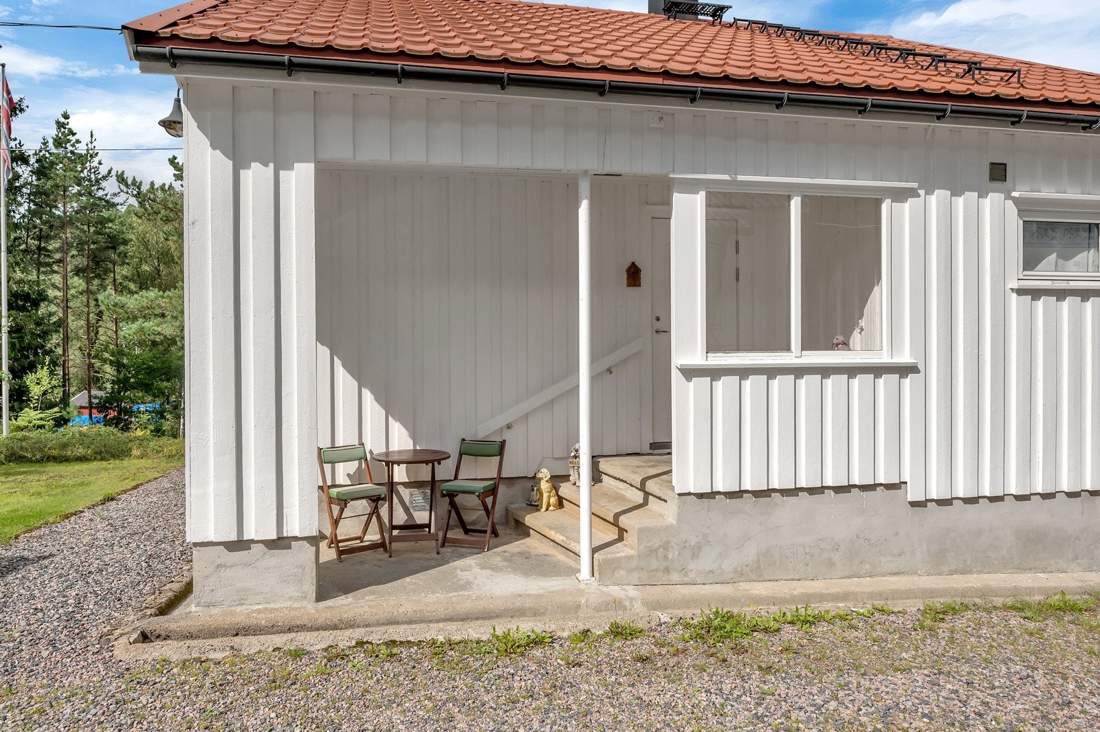 Velkommen inn til eneboligen! Det er utført vedlikehold og oppgraderinger, men oppussing må påberegnes Galleribilde