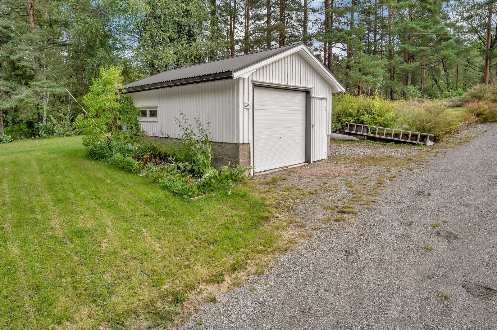 Garasje. Nytt tak fra 2015 og ny garasjeport fra 2023 Galleribilde