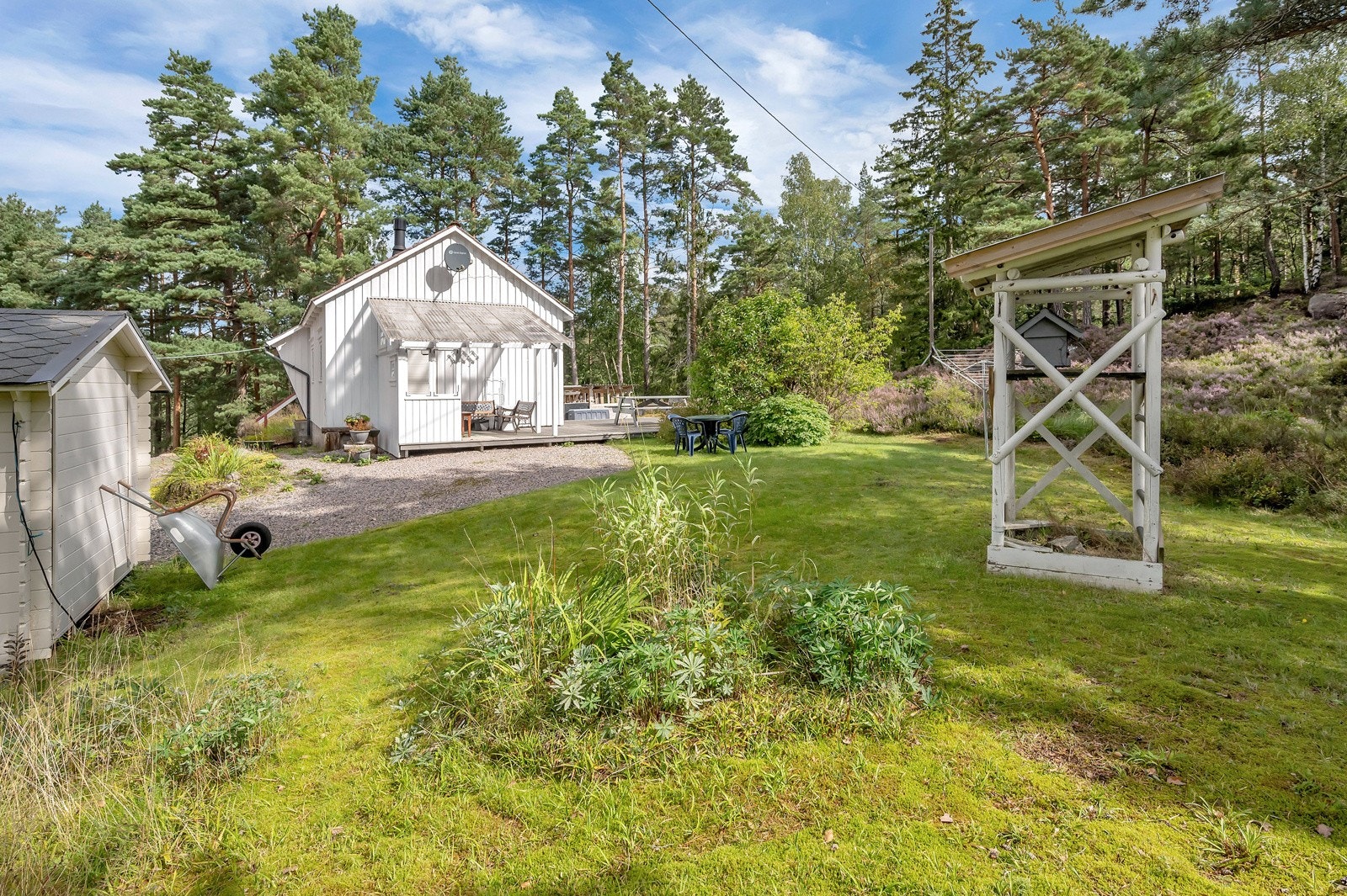 Boligen ligger i et vakkert område med natur som nærmeste nabo, og stor plass til å bevege seg på Galleribilde