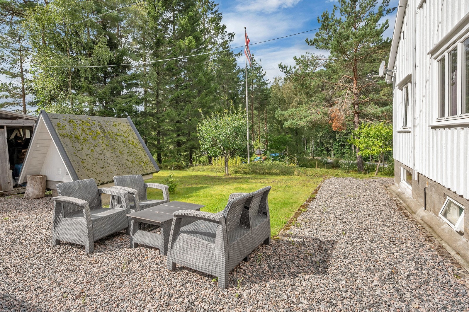 Sjarmerende brønn til venstre i bildet. Godt vann i brønnen. Ca. 2 kubikk med vann i den. Den øker og minker etter regnværsdager Galleribilde