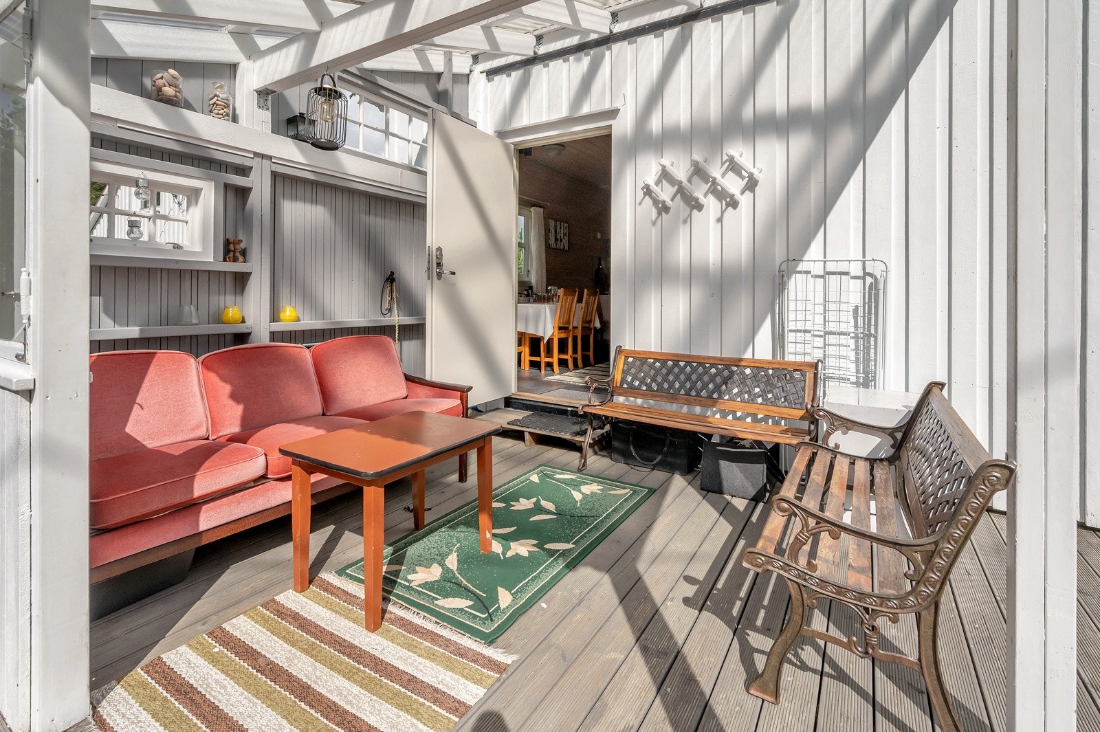 Direkte adgang til romslig terrasse fra annekset Galleribilde