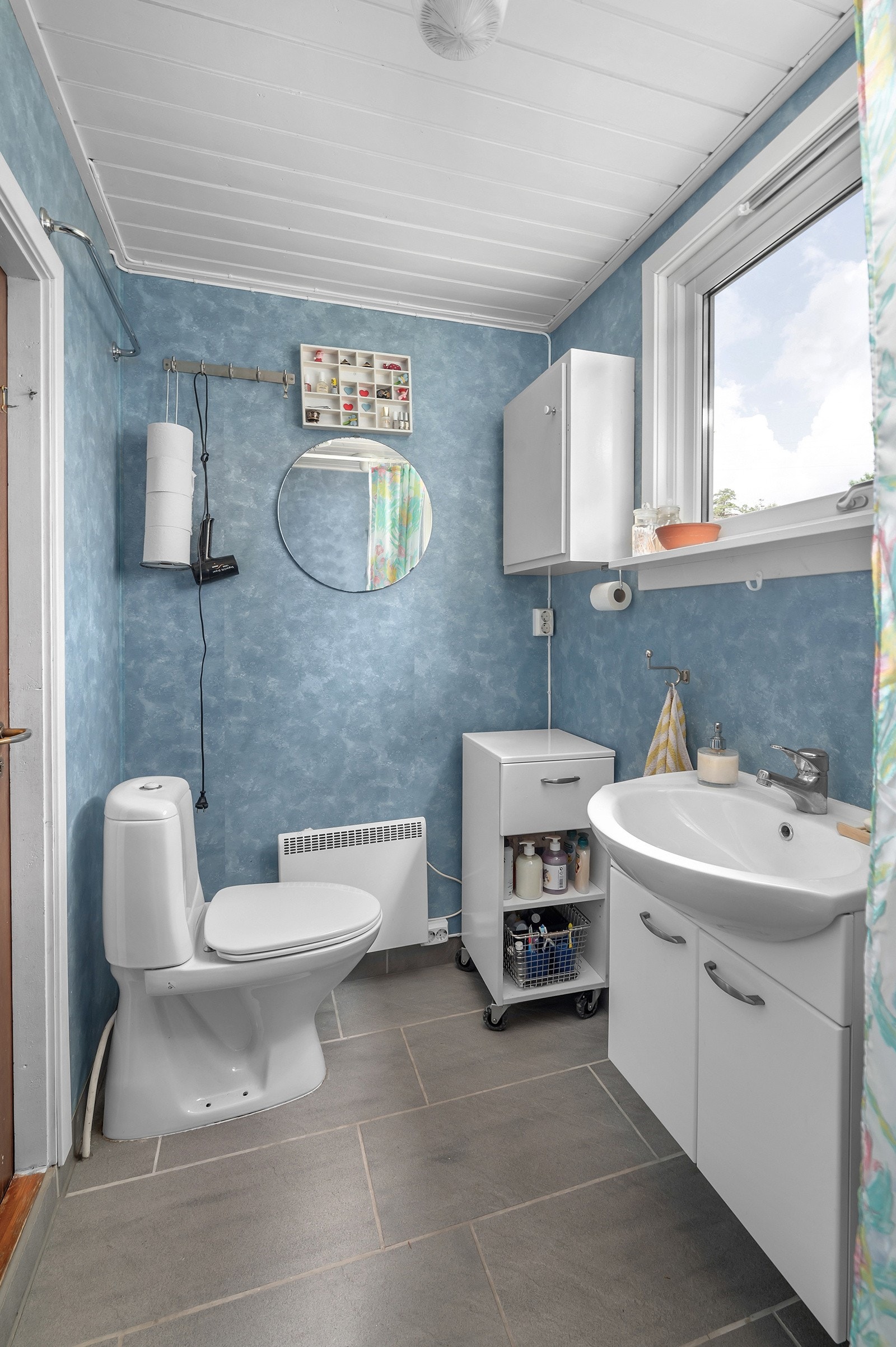 Bad oppgradert i 2008. Innstøpte varmekabler og fliser i gulv Galleribilde