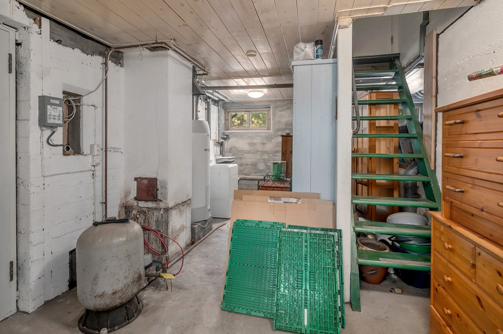 Teknisk rom kjeller. Nyere varmtvannstank Galleribilde