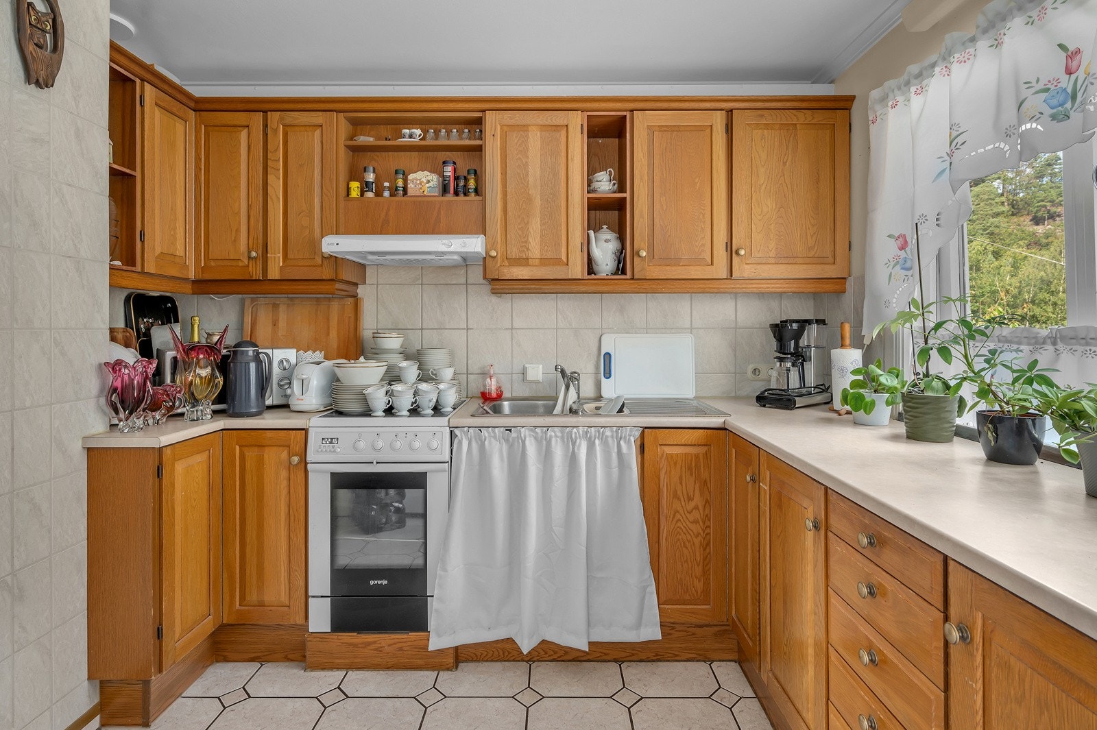 Kjøkken med skap- og benkeplass. Oppusset 2001-2002 Galleribilde