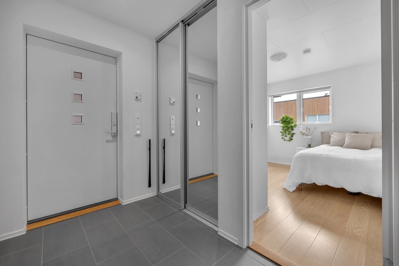 Entre med skyvedørsgarderobe. 2 romslige soverom i 1. etasjens hoveddel. Galleribilde