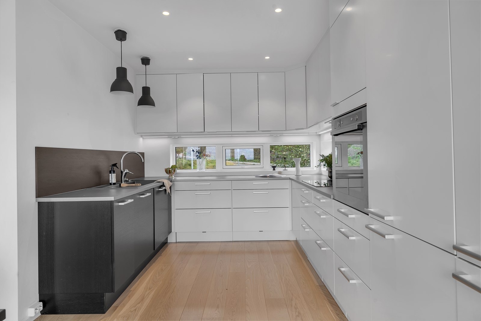 Romslig kjøkken med godt med innredninger. Dobbel kjøleskap og for øvrig integrerte hvitevarer. Galleribilde