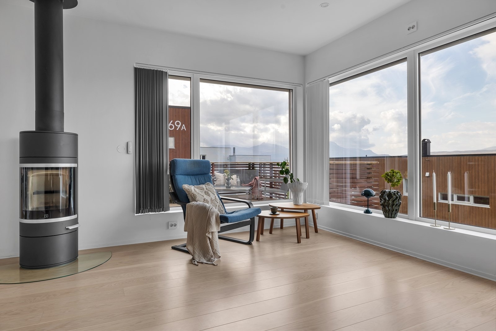 Romslig stue med store vindusflater og flott utsikt. Galleribilde