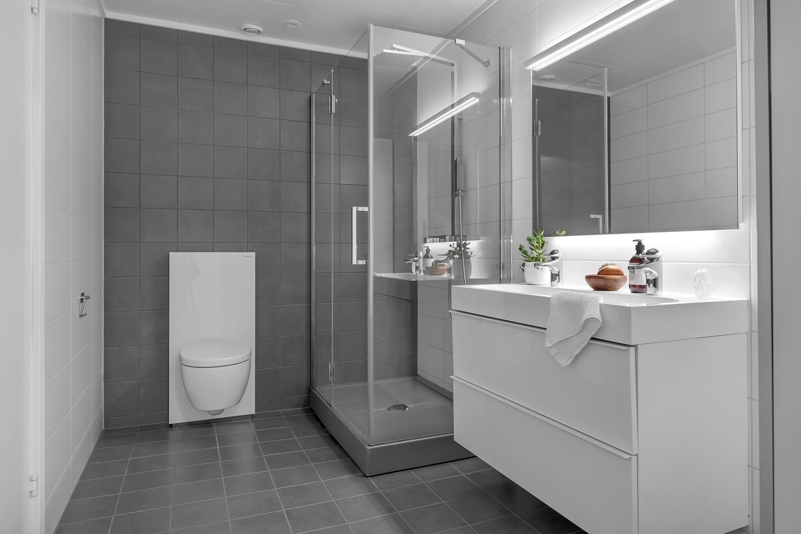 Komplett flislagt, dusjkabinett, vegghengt toalett. Galleribilde