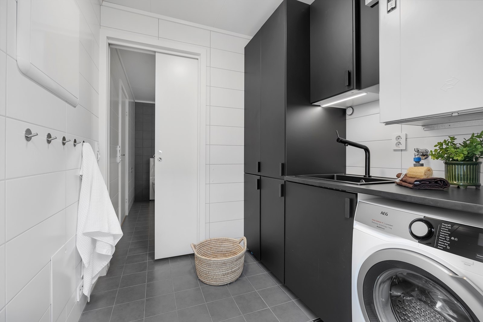 Praktisk innredet vaskerom. Galleribilde
