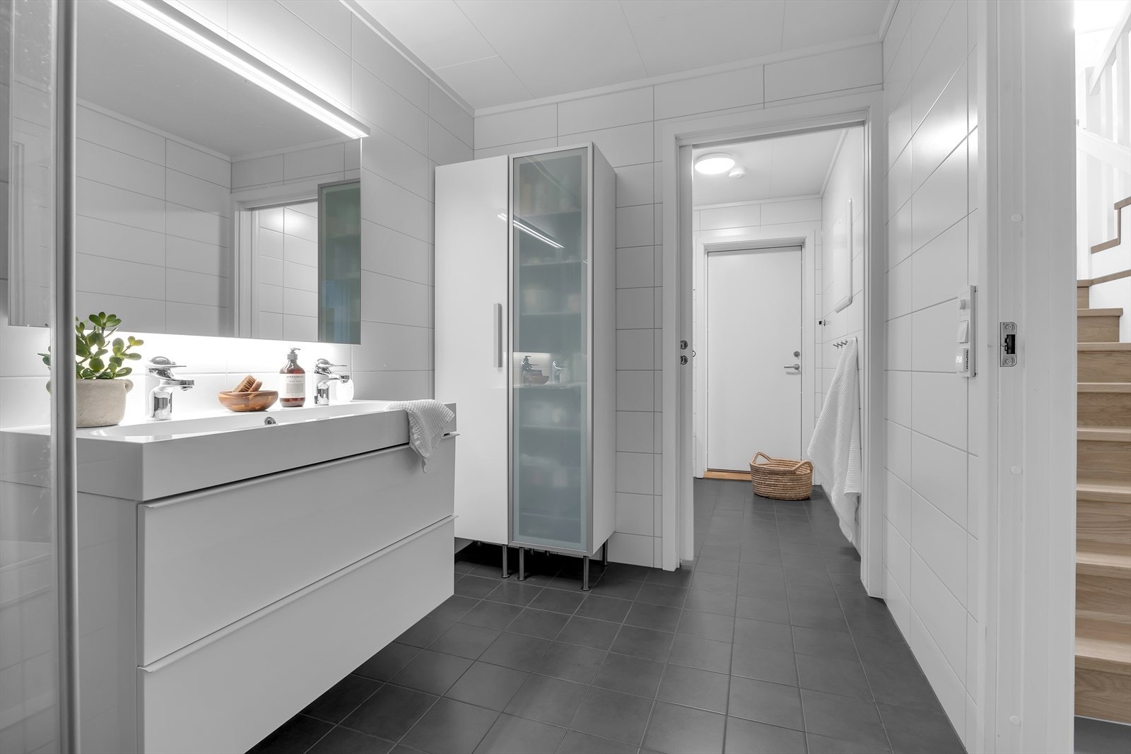 Inngang fra hovedbad til vaskeromsnisje. Galleribilde