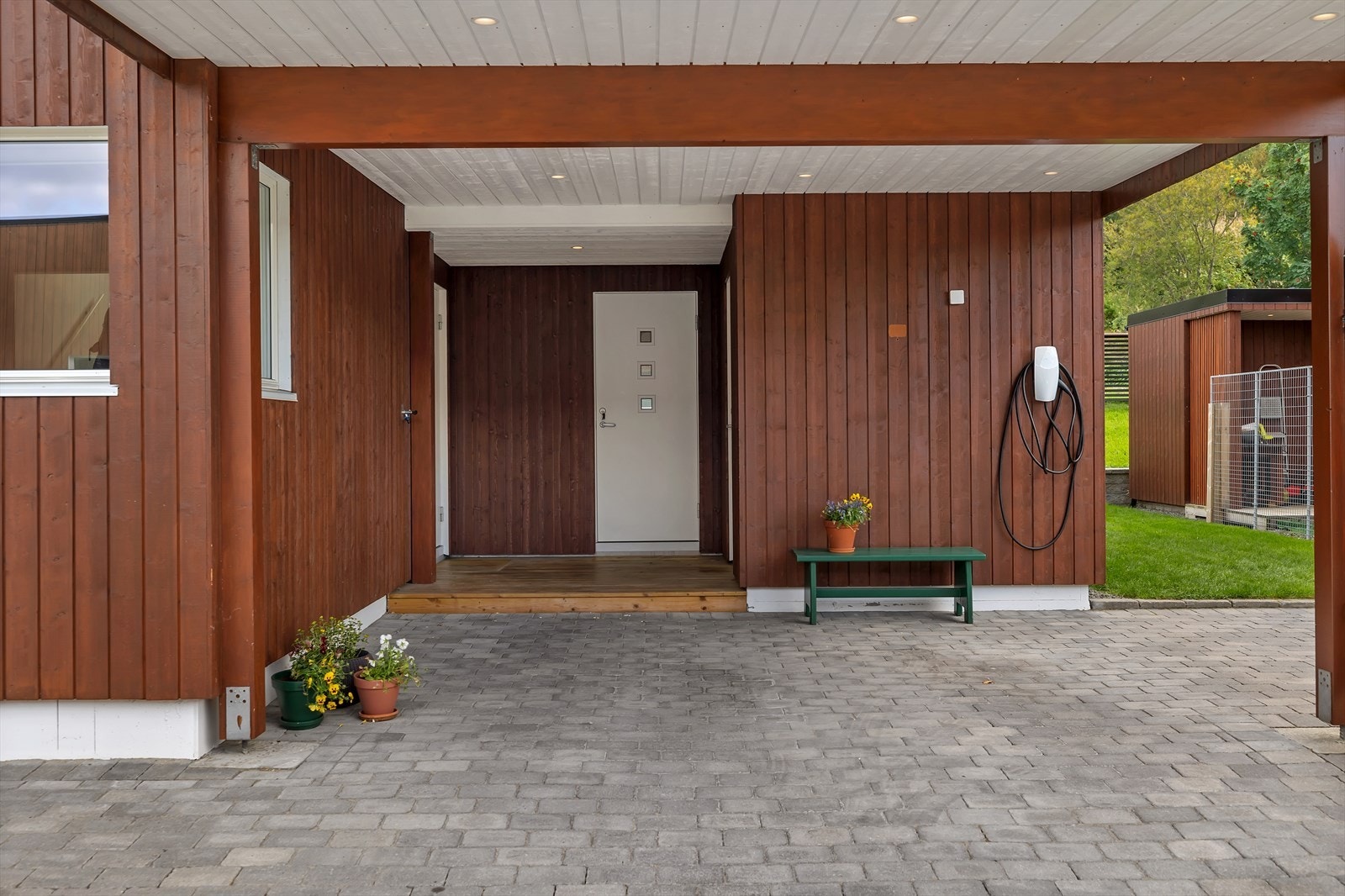 Takoverbygget inngangsparti. Galleribilde