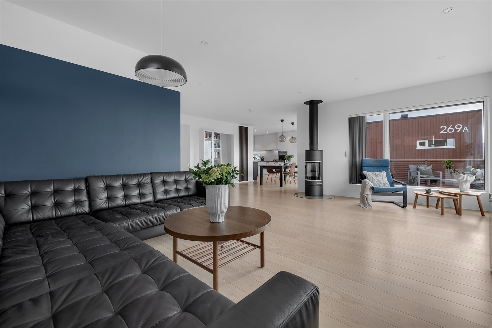 Boligens 2. etasje er svært romslig med stue, spisestue/kjøkken i åpen løsning, tv-stue/ekstra soverom og eget bad. Galleribilde