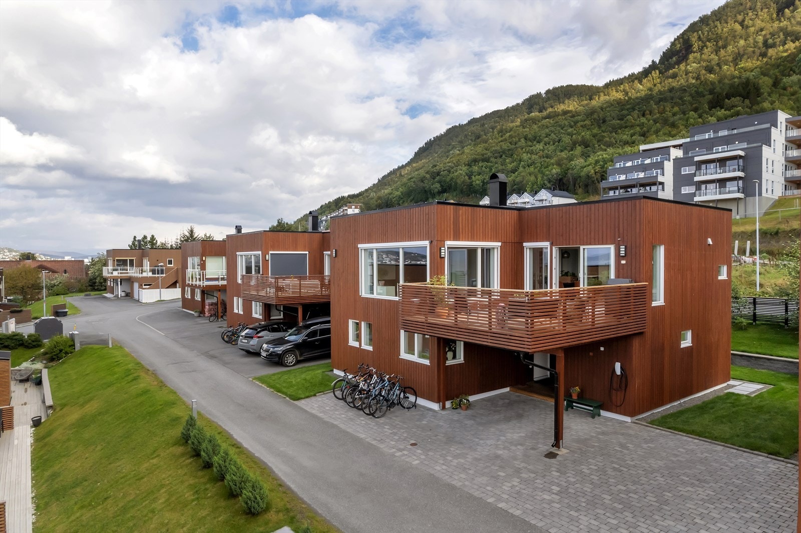 Hjem Eiendomsmegling v/ eiendomsmegler Robin I. Martinsen presenterer Solstrandvegen 269 B! Galleribilde