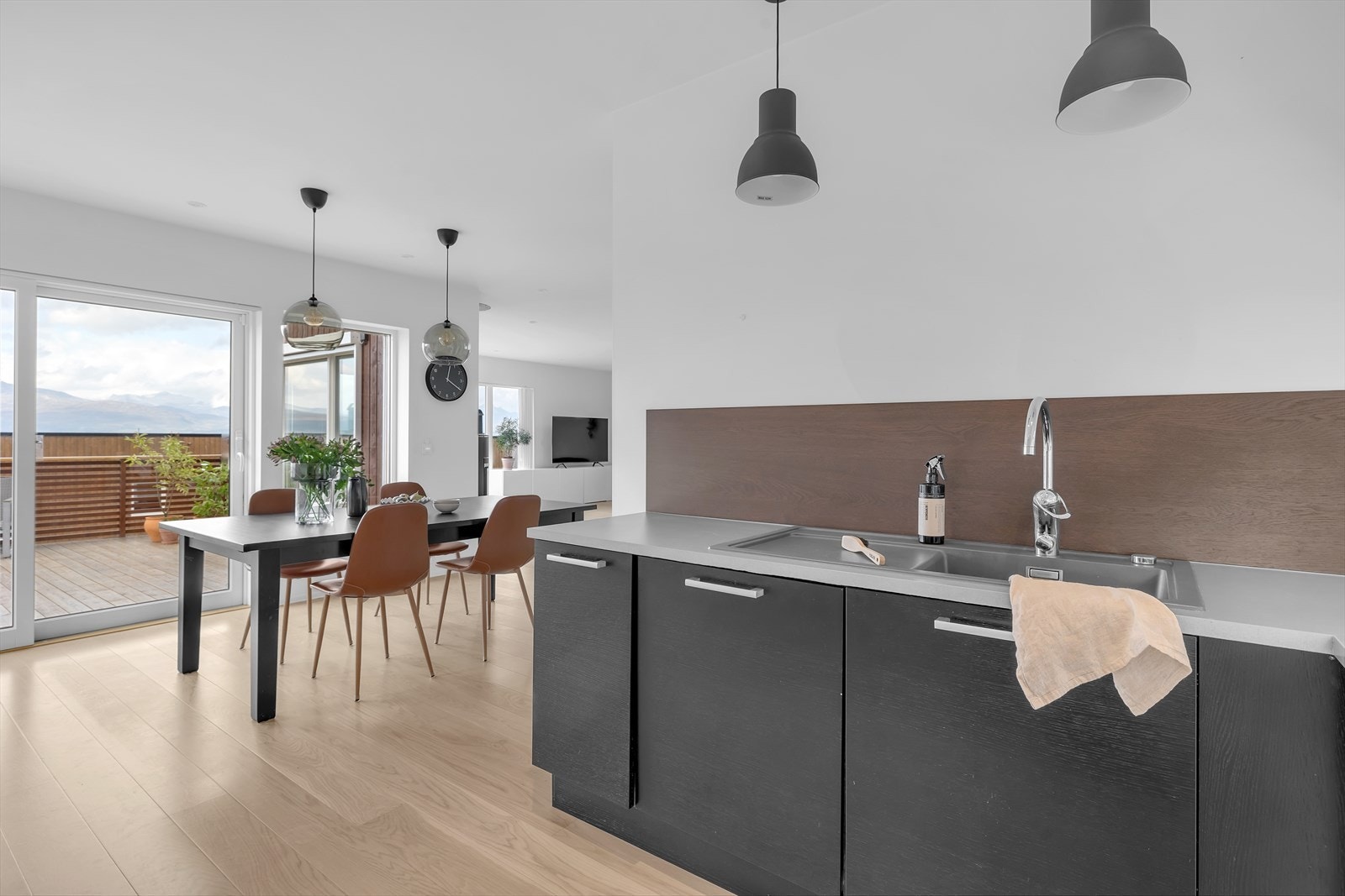 God plass til stor spisegruppe i sonen mellom kjøkken og stue. Galleribilde