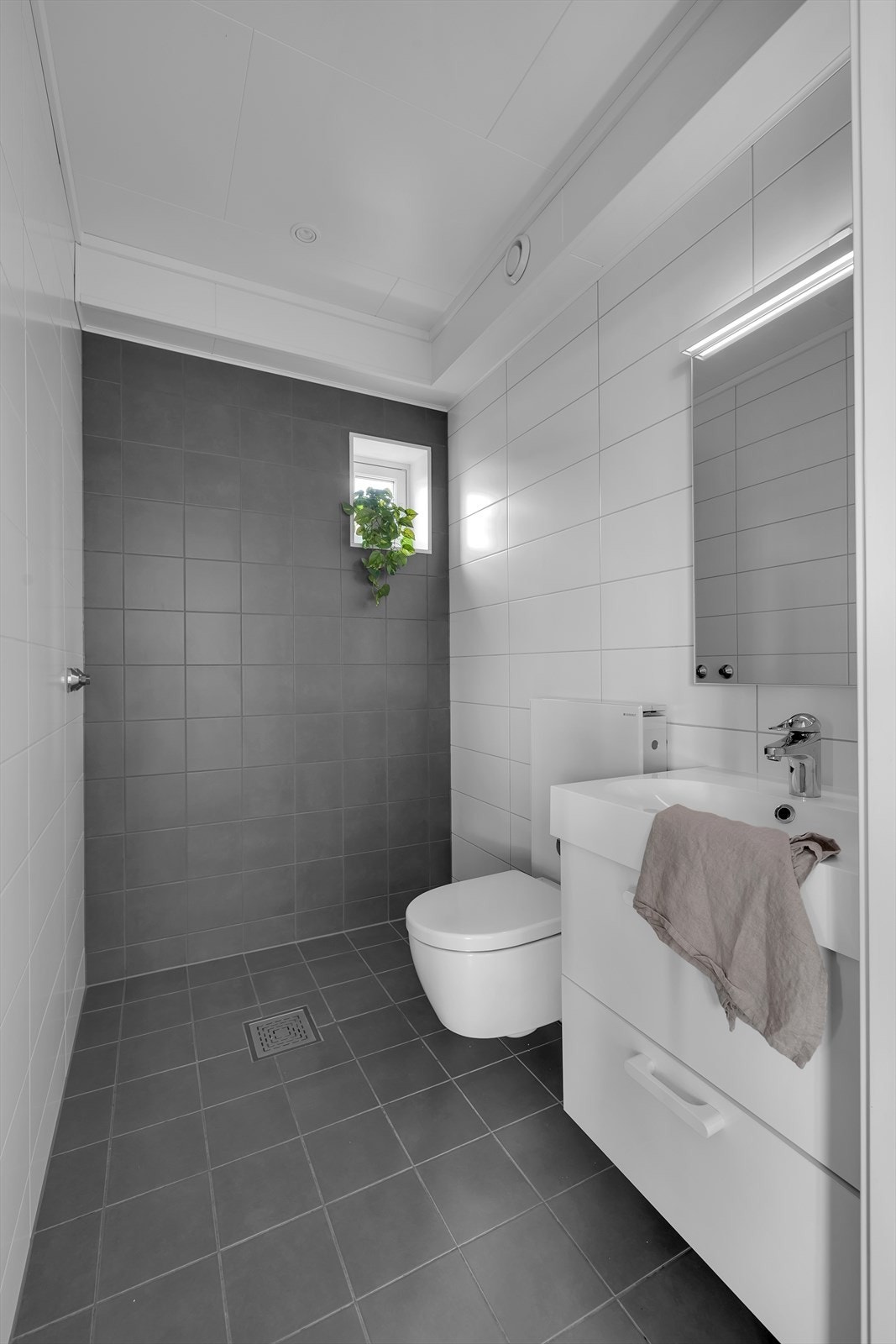 Komplett flislagt badrom 2. etasje. Toalett og klargjort for montering av dusj. Galleribilde