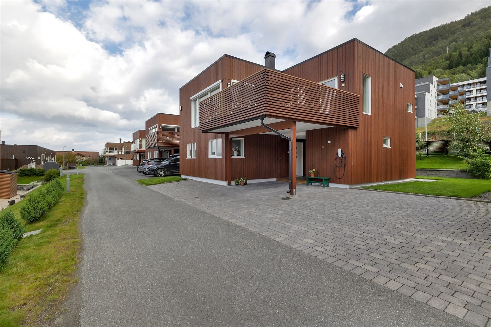 Steinlagt parkering. Galleribilde