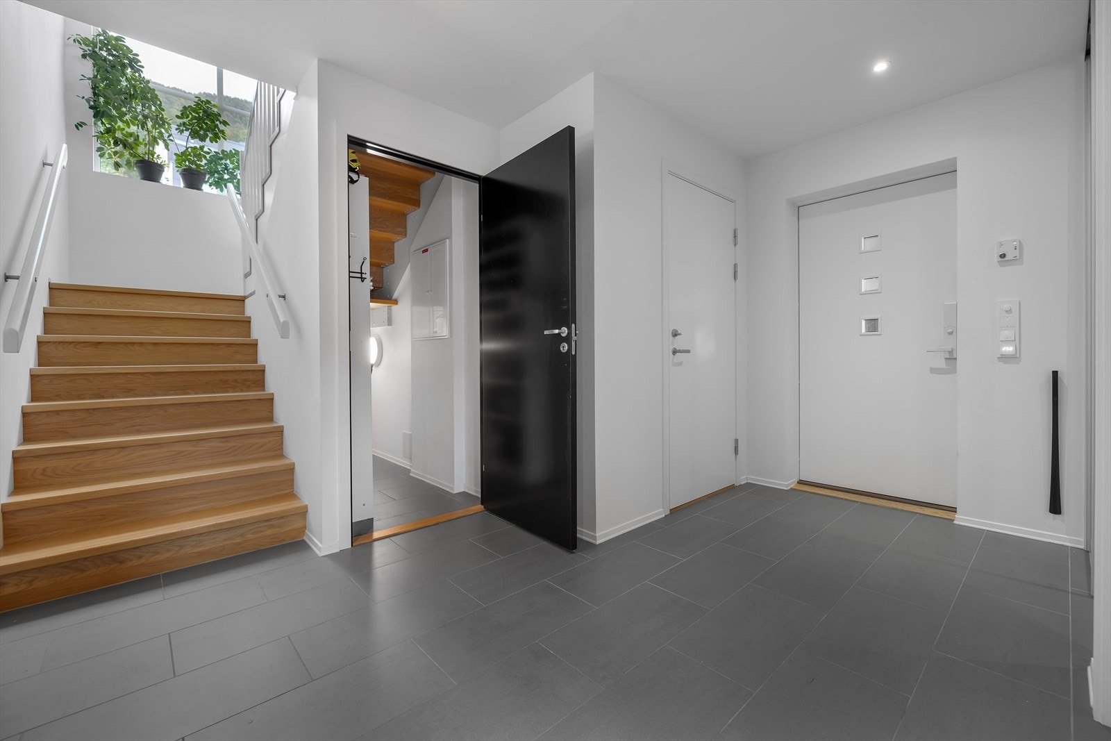 Romslig gang/hall i 1. etasje. Galleribilde