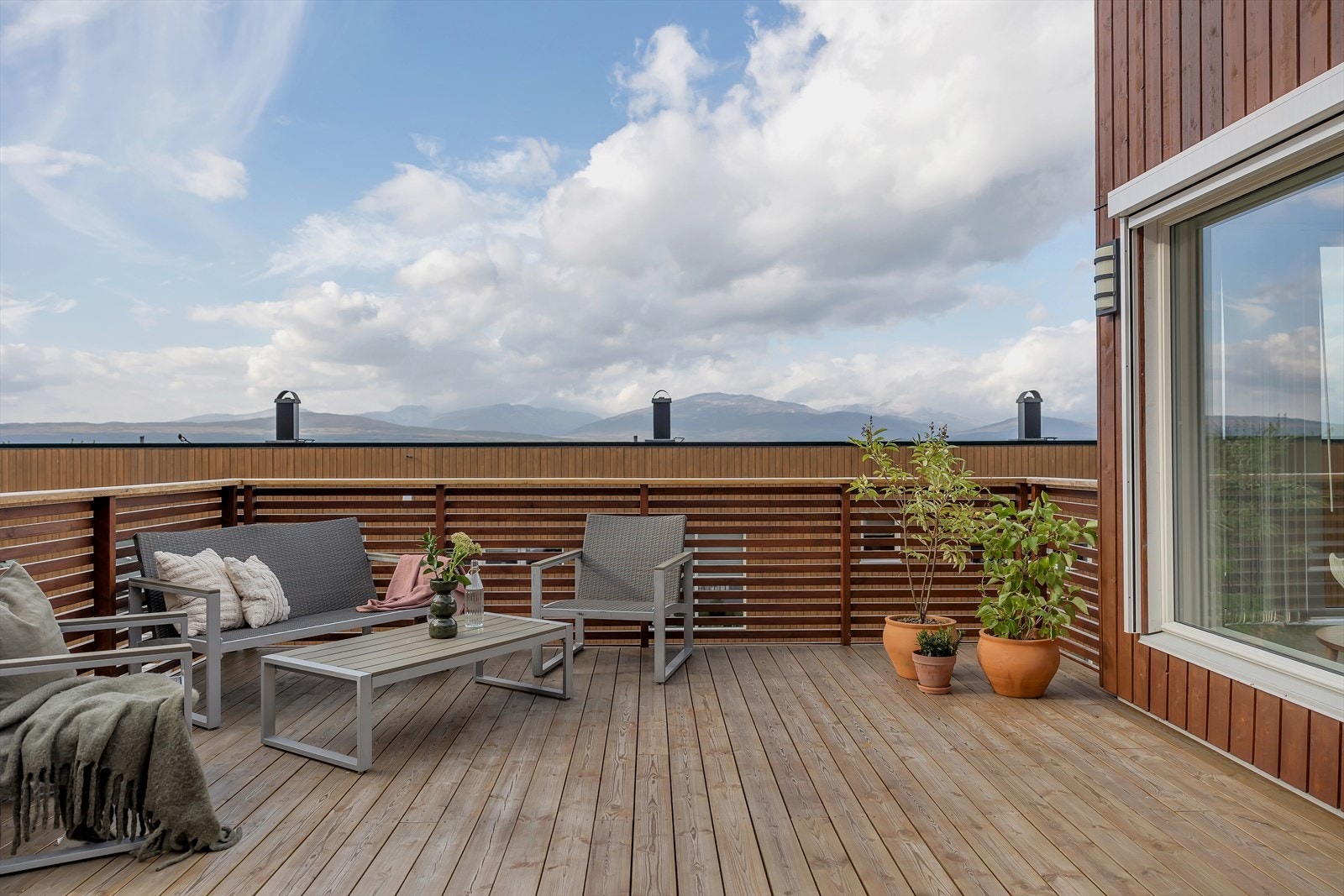 Stor sør- og vestvendt balkong. Galleribilde
