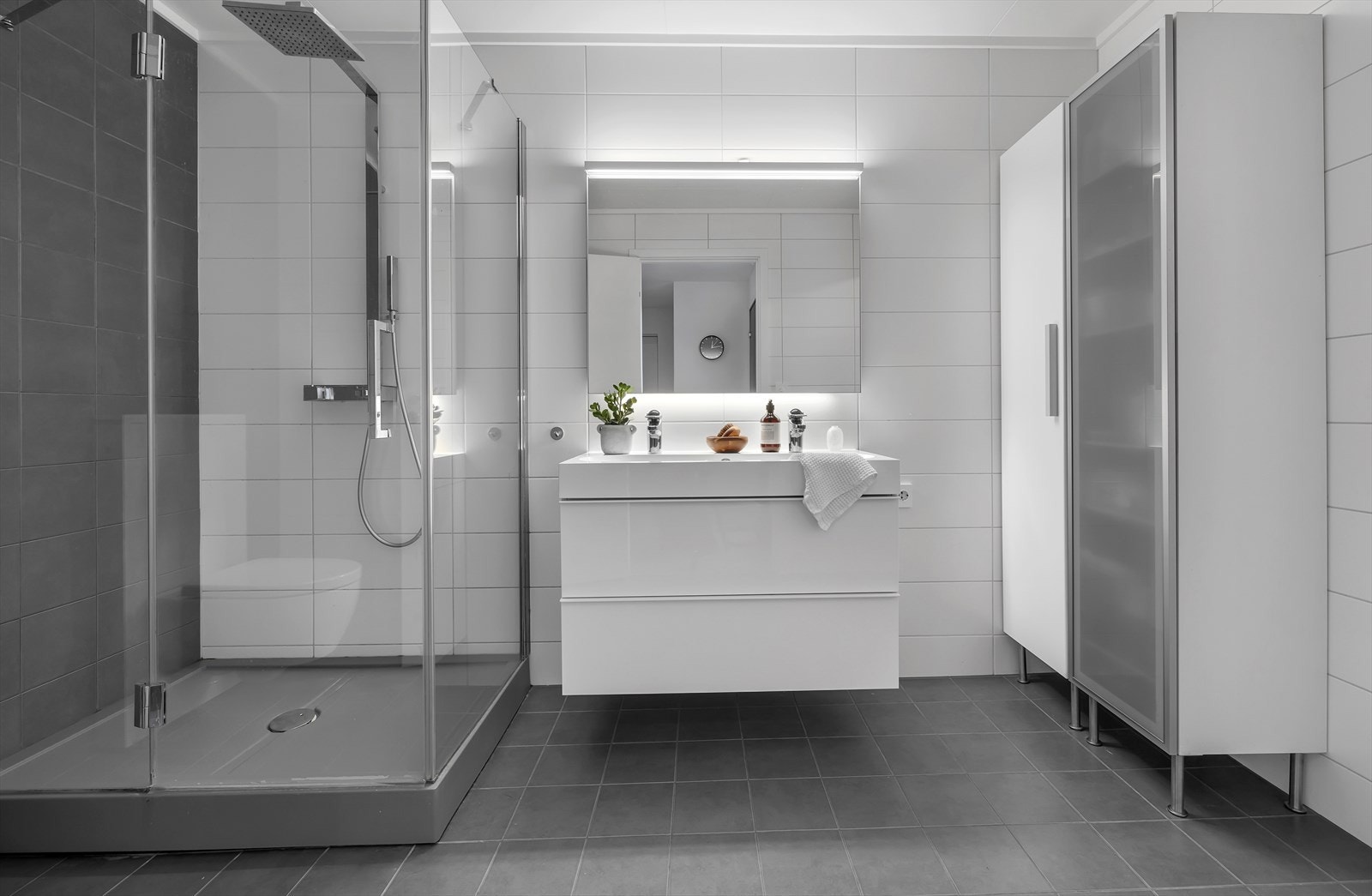 Romslig badrom / hovedbad i 1. etasje. Galleribilde