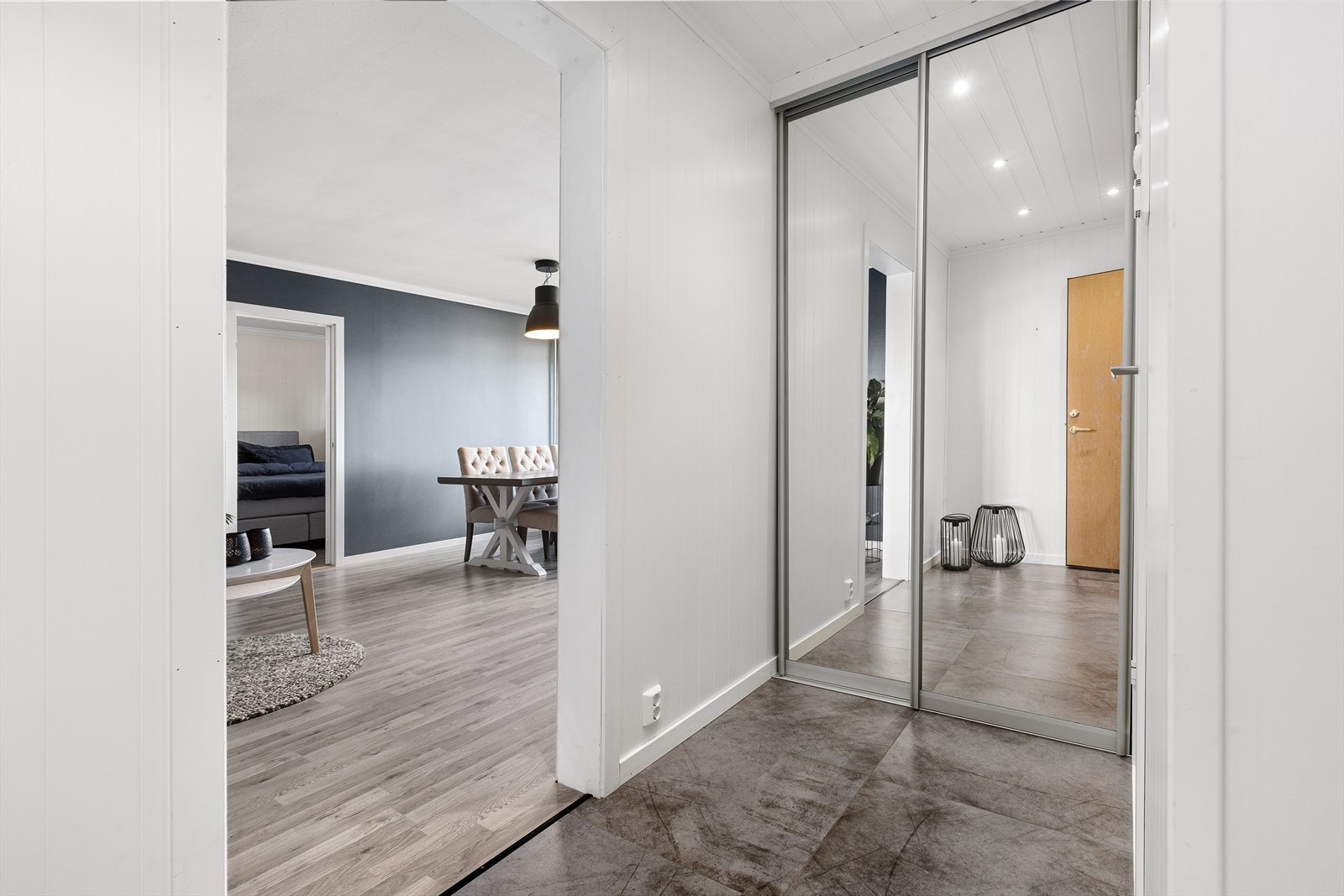 Innbydende entré med skyvedørsgarderobe og varmekabler i gulv. Det er lagt opplegg for vaskemaskin bak garderobeskap Galleribilde