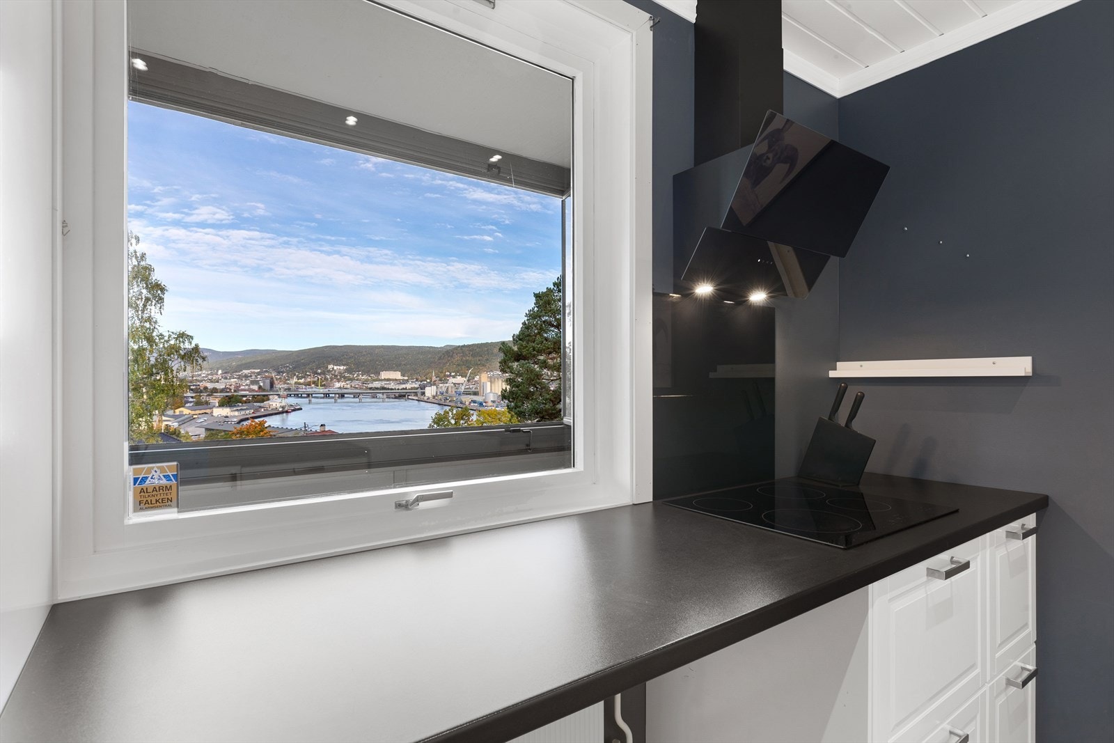 Flott fjordutsikt fra vindu over benk Galleribilde