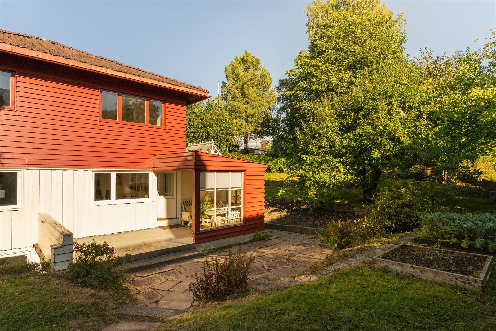 Boligen er over to etasjer pluss full kjeller og loft, og har behov for renovering/modernisering. Galleribilde