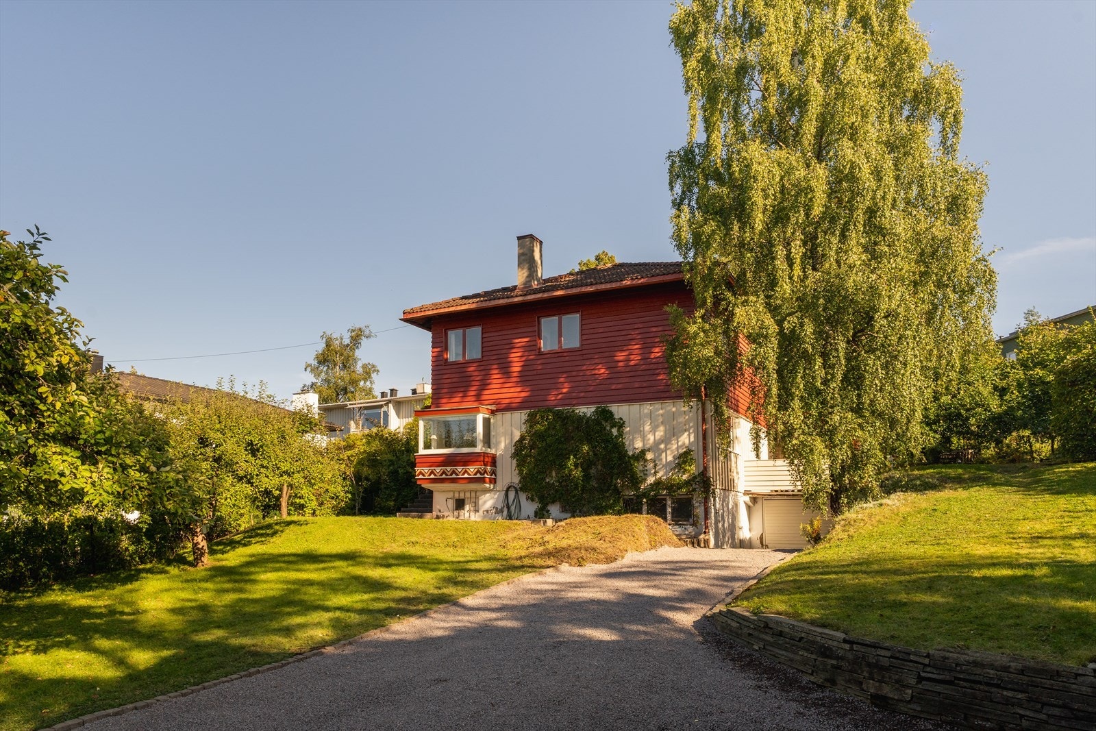 Sjarmerende enebolig med stor, solrik hage. Stort potensiale og antatt utvidelsesmulighet. Fantastisk beliggenhet! Galleribilde