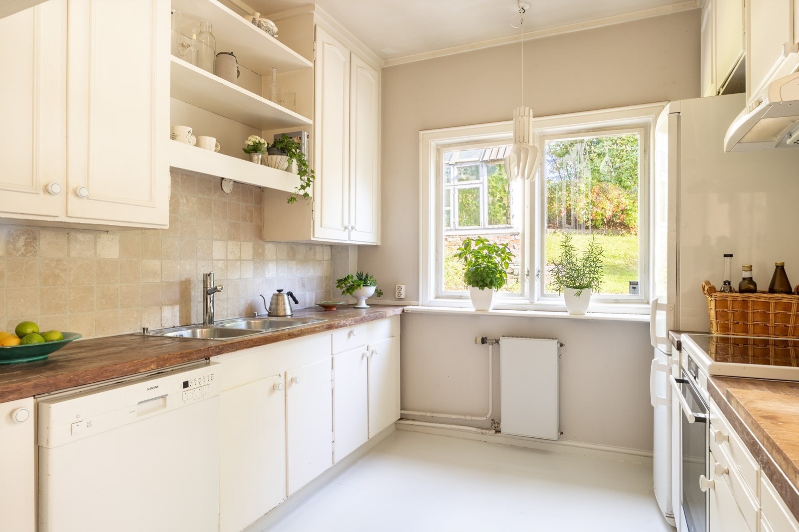 Kjøkken med innredning både fra byggeår og fra slutten av 1980-tallet. Galleribilde