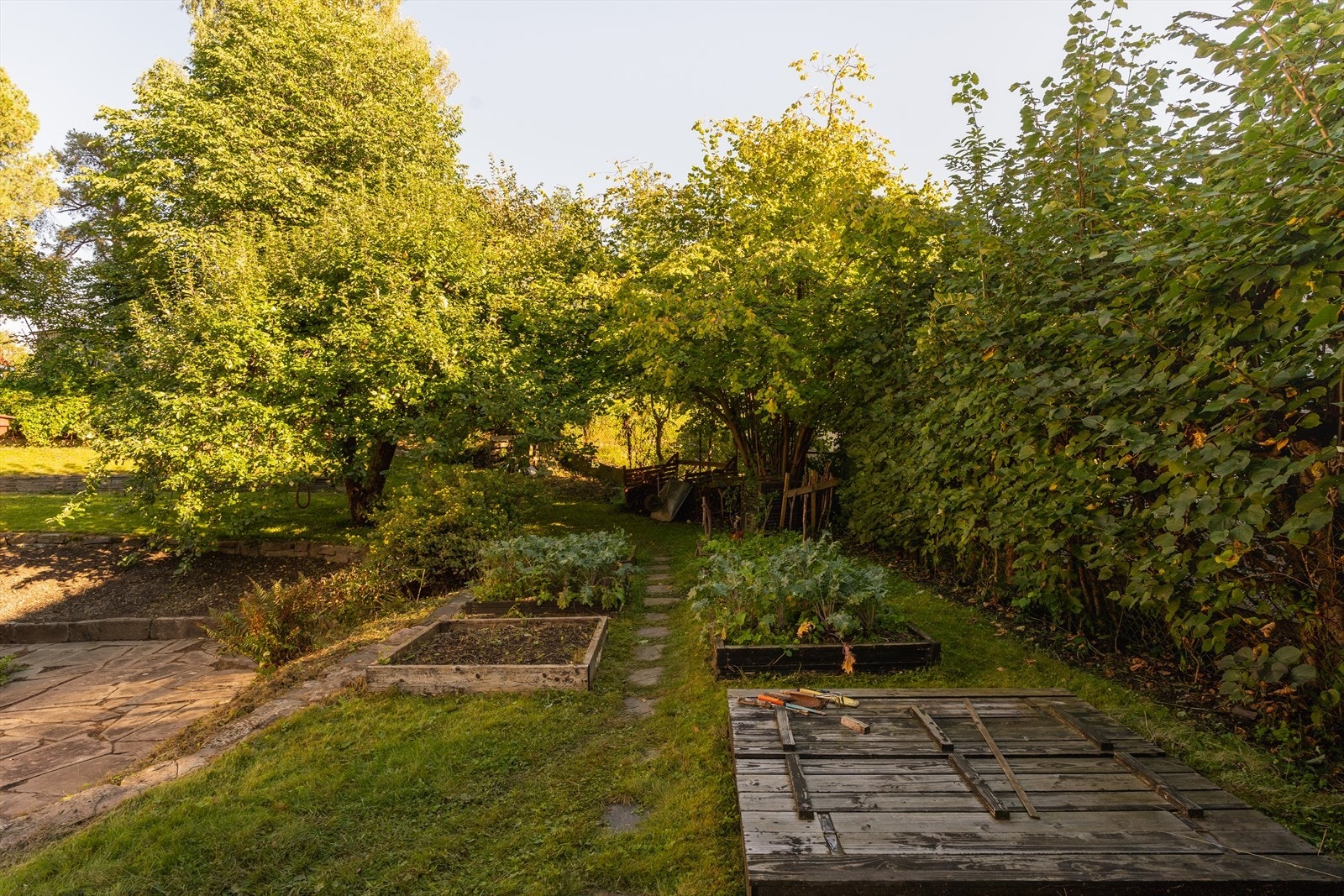 Eiendommen er beplantet med store plenarealer, prydbusker, frukttrær, bærbusker og kjøkkenhage. Galleribilde