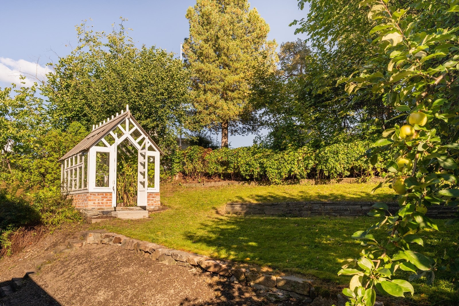 Pent opparbeidet tomt på over 1,2 mål med vakker og privat hage med gode solforhold hele dagen. Galleribilde