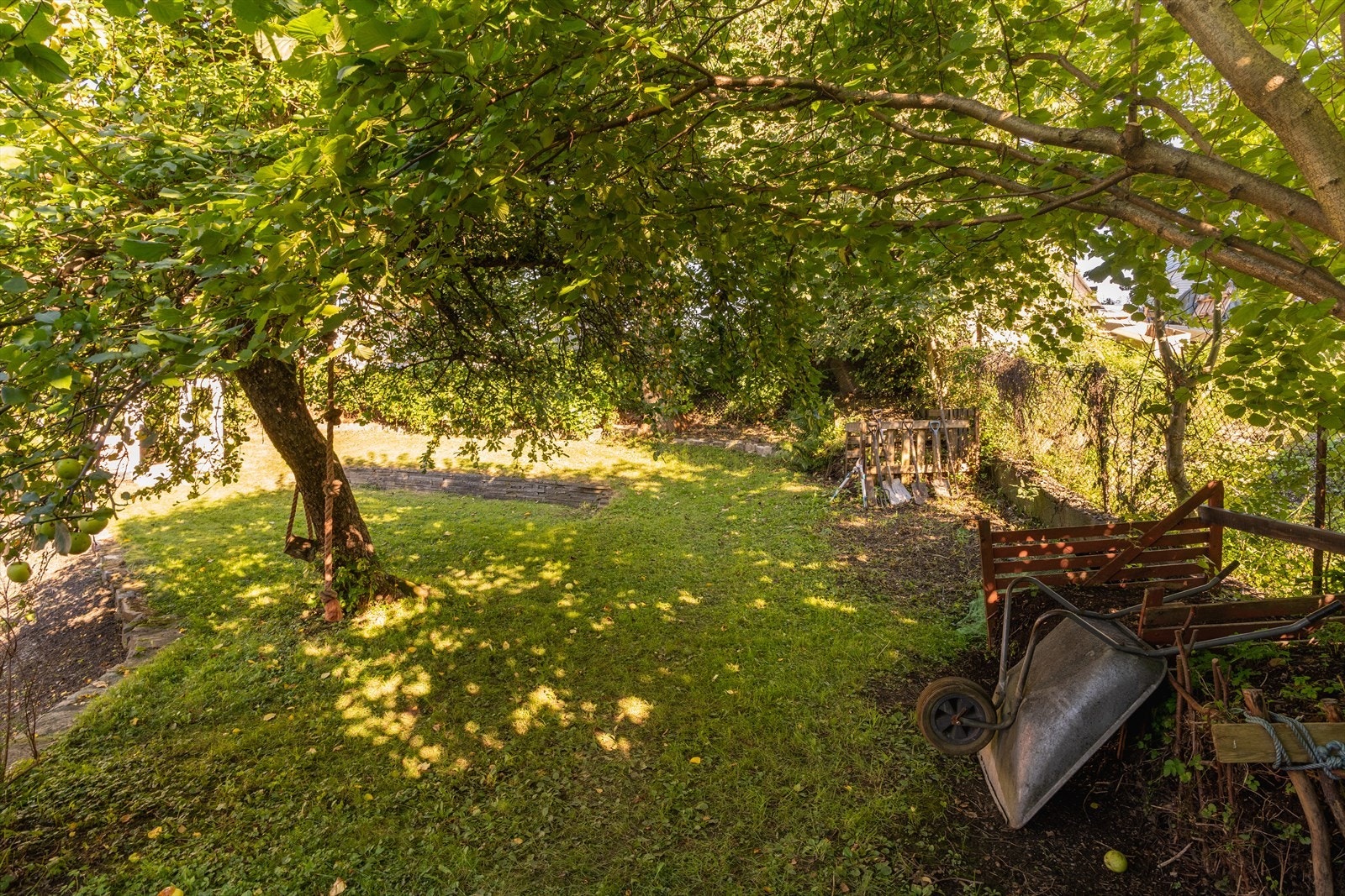 Eiendommen er beplantet med store plenarealer, prydbusker, frukttrær, bærbusker og kjøkkenhage. Galleribilde