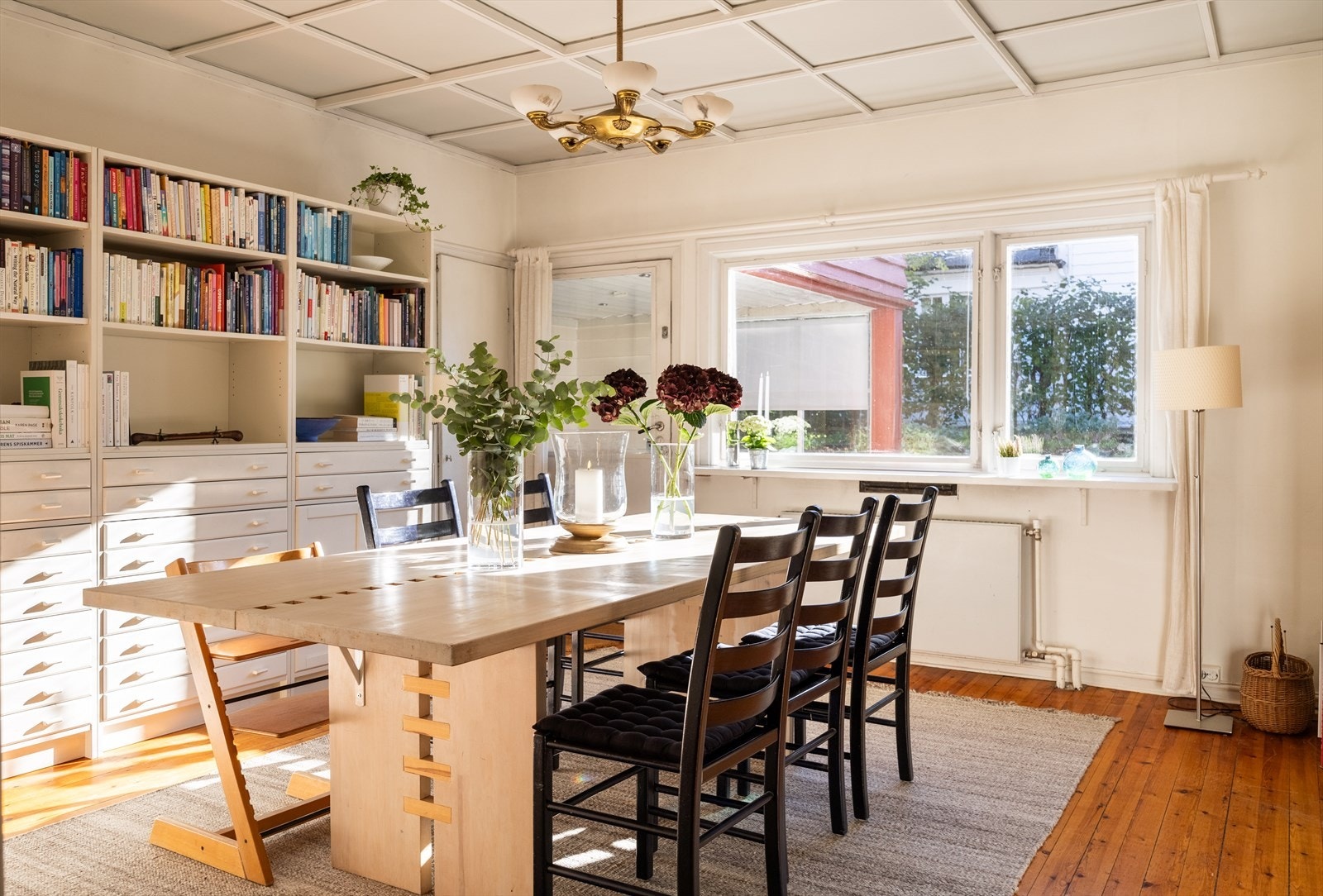 Hyggelig spisestue med utgang til terrasse Galleribilde