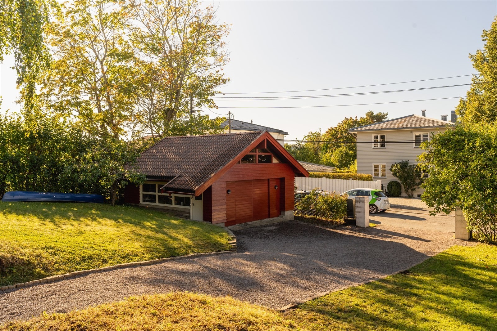 Nyere dobbel garasje (2000), original integrert garasje i tillegg gode parkeringsforhold i egen oppkjørsel. Galleribilde