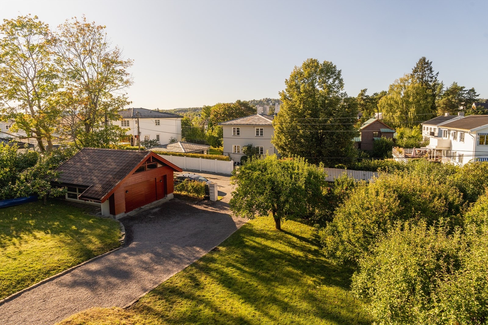 Nyere dobbel garasje (2000), original integrert garasje i tillegg gode parkeringsforhold i egen oppkjørsel. Galleribilde