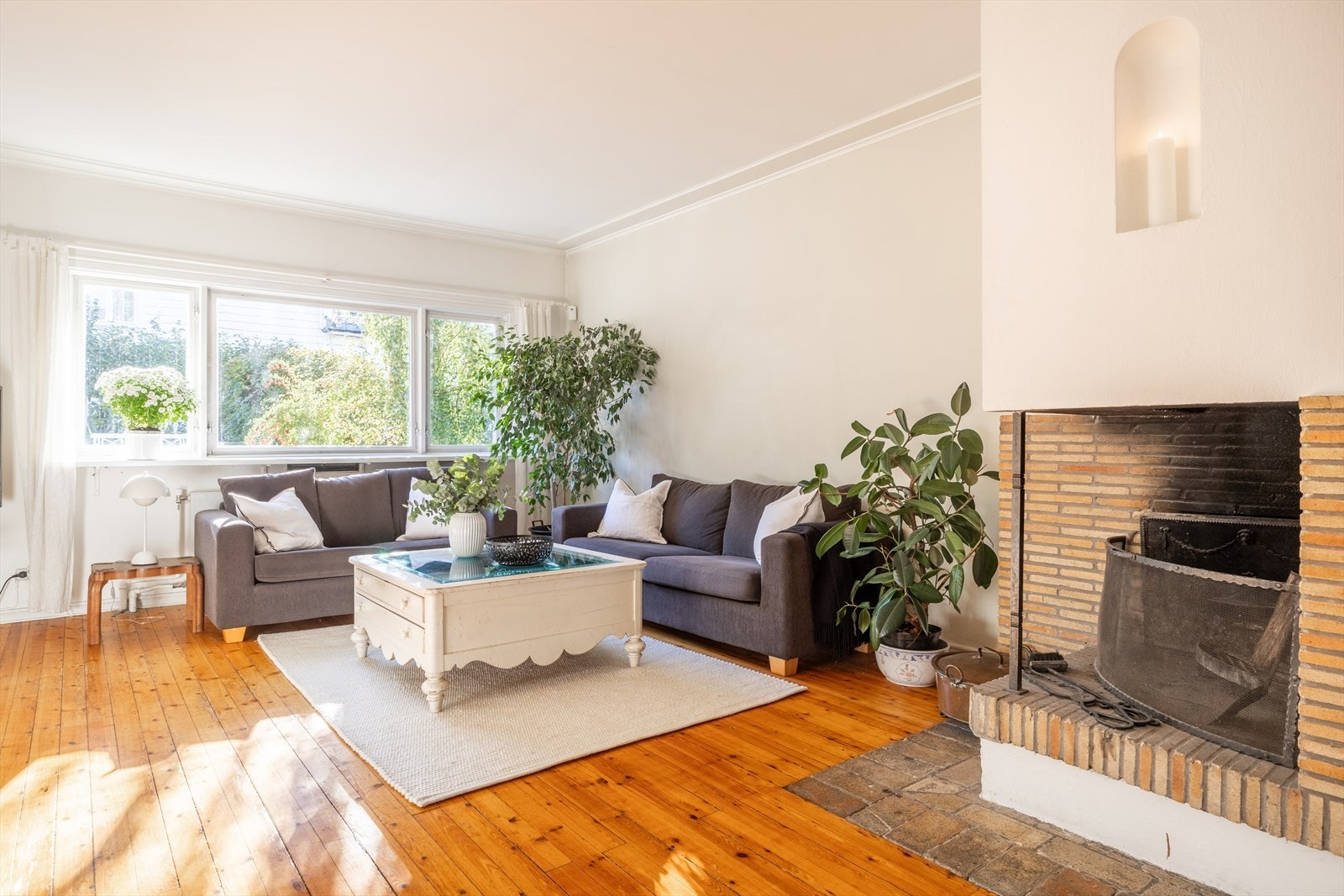 Lys og romslig stue med peisovn. Det er installert bergvarme som avgir varme via radiatorer. Galleribilde