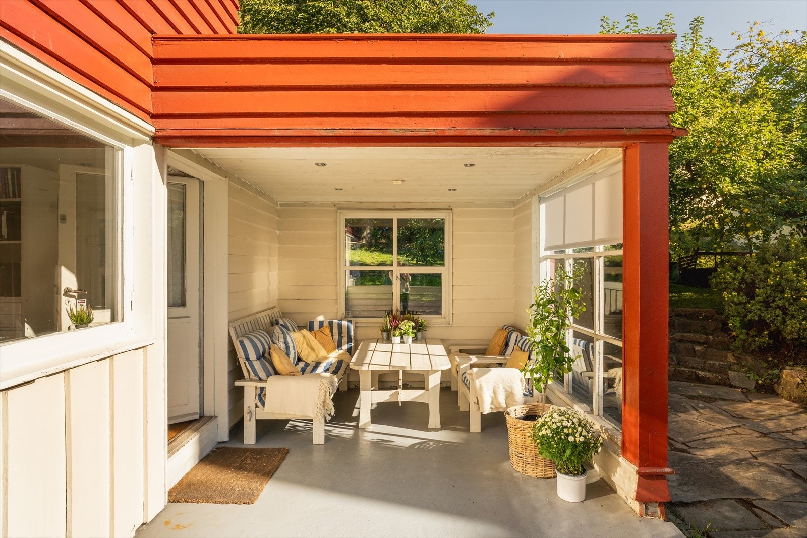 Solrik tomt med flere hyggelige soner med uteplasser Galleribilde