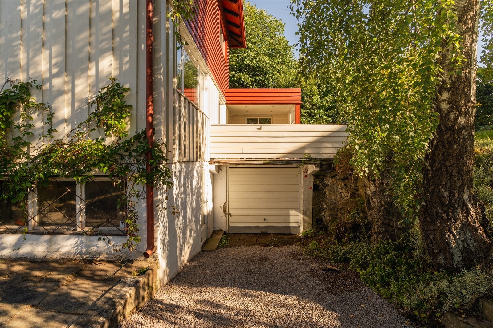 Integrert original garasje på ca. 15 m², som ligger under verandaen. Galleribilde