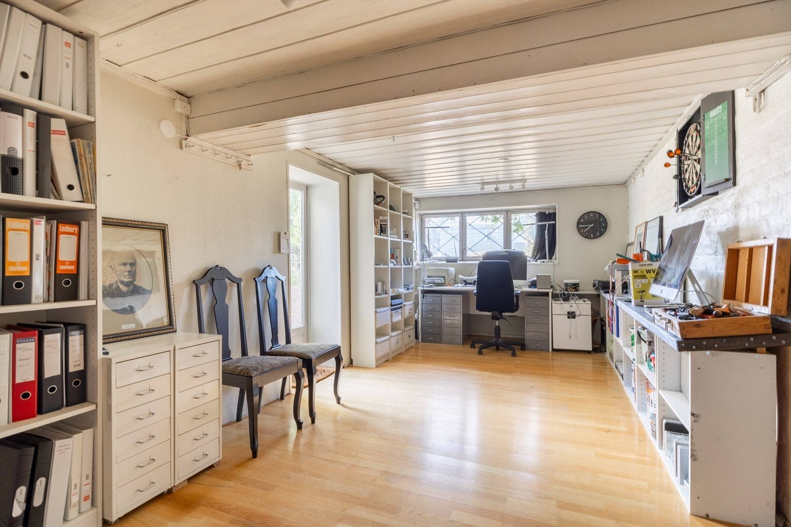 Hobbyrom/kjellerstue med utgang til hage Galleribilde