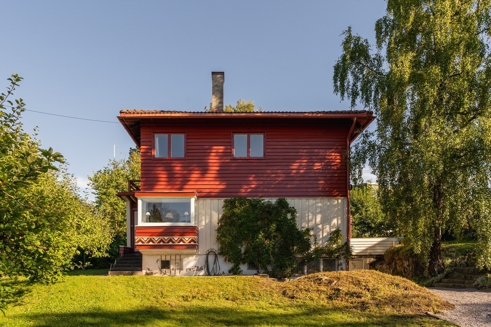 Solid og sjarmerende funkisvilla med originale detaljer og store, lyse rom. Galleribilde